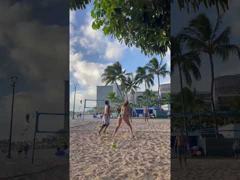 Play it out! #volleyball #hawaii #travelvlog #sandvolleyball #funny #sports #friends