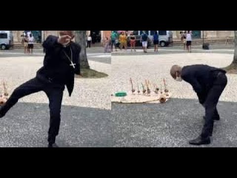 ARCEBISPO ENTRA NA RODA E JOGA CAPOEIRA NO MEIO DA RUA NA BAHIA. VEJAM!