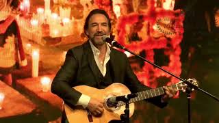 Marco Antonio Solís "El Buki", canta una Pirekua con una Guitarra de Paracho