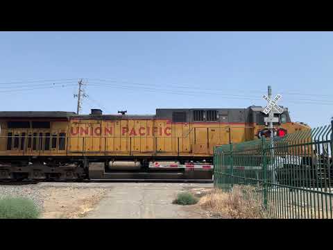 UP 8262 Mix Manifest w/ UP 1068 South, Calaveras River Bike Trail Railroad Crossing, Stockton, CA