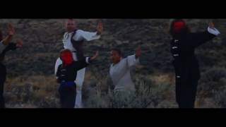 ניסים בלאק – Revered (הקליפ הרשמי) - התמונה מוצגת ישירות מתוך אתר האינטרנט יוטיוב. זכויות היוצרים בתמונה שייכות ליוצרה. קישור קרדיט למקור התוכן נמצא בתוך דף הסרטון