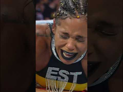 Bianca Belair pulls off a 450 splash with a bad knee! 🤯 #SummerSlam