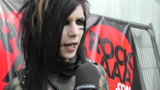 Tom Russell speaks to Jinxx and Andy from Black Veil Brides at Download 2011