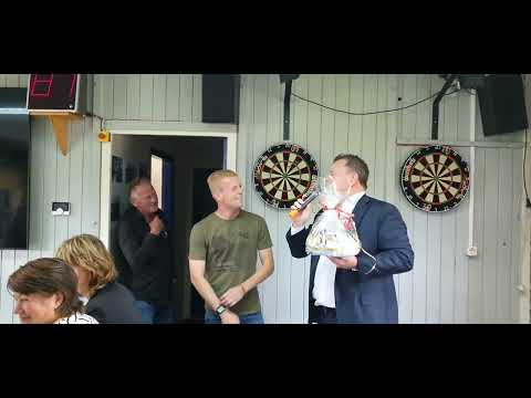 Renze Bergsma bedankt scheidsrechter NKVV