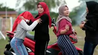 Download lagu Viral goyang bisane mung nyawang mp3