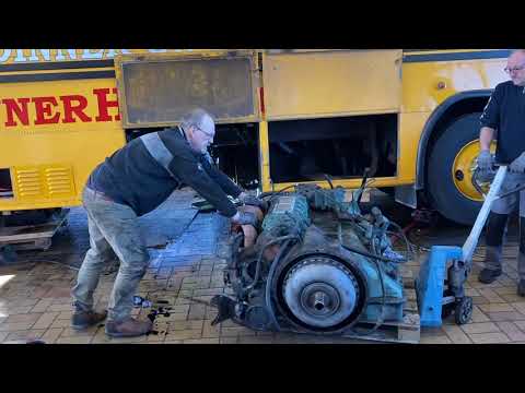 Oldtimer Elektro-Bus: Motor Ausbau Crown Super Coach Engine DinnerHopping - BEST DINNER ON THE ROAD