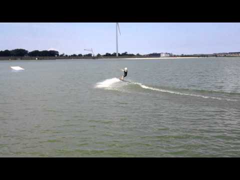 Robin wakeboarden bij Skeef, kicker (schans) eerste keer