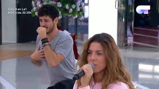 Cepeda imita a Miriam mientras ensaya su canción.