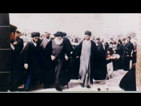 مقطع نادر خروج السيد الشهيد محمد صادق الصدر من مسجد الكوفة المعظم بعد الانتهاء من صلاة الجمعة