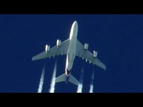 Thai Airbus A380 contrails