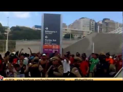 Torcida do Vitória Cantando na Frente da Arena Fonte Nova