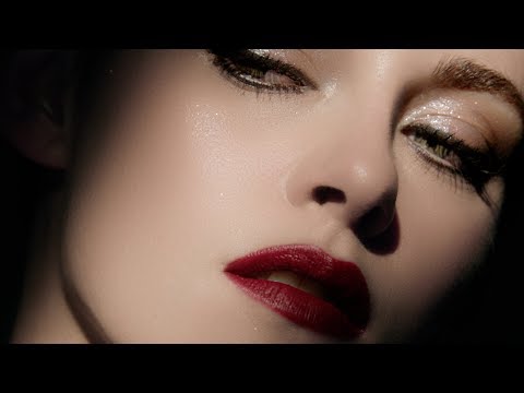 Kristen Stewart wears FALL-WINTER 2019 COLLECTION, NOIR ET BLANC DE CHANEL - CHANEL Makeup
