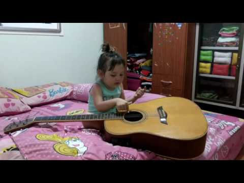 Jennifer spielt Gitarre