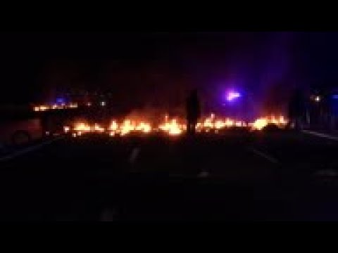 Catalan protesters set fires to block Girona road