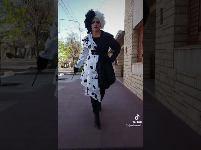 Vídeo relacionado con Disfraz de Cruella Devil para mujer, vestido de Cruella Deville con abrigo con capucha de estilo formal, vestido de Cruella Deville con cuello, peluca y guantes, para fiestas temáticas,carnaval (Capa)