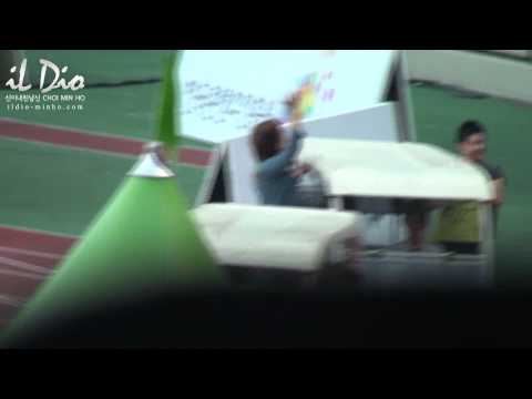 100821 SMT onew and minho in the golf car