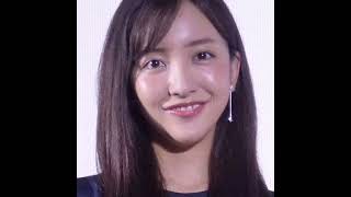 「こんなに出して大丈夫？」板野友美が公開した“丸出し投稿”に賛否両論