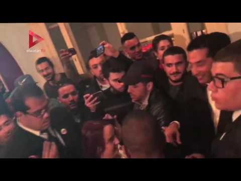 الجمهور المغربي يلتف حول عمرو سعد بعد حصوله على جائره احسن ممثل بمهرجان تطوان