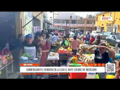 Trujillo: Vendors sell outside the Central Market after its closure