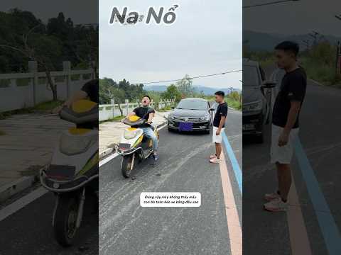 🤣 Màn xe máy kéo ô tô siêu hài hước, xem mà không nhịn nổi cười!#shorts