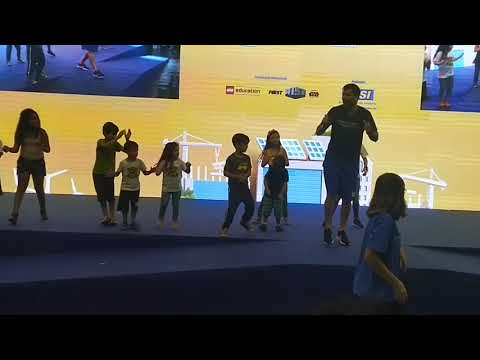 Giovanna e Pedrão dançando com tio Matheus na FLL