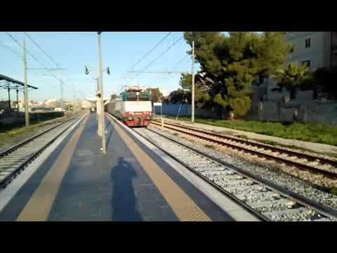 Il saluto della tartaruga E444R in trazione dell'IC notte 757