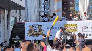 なんと！なんでやねん佐々木さんが映ってた！阪神タイガース高知帯屋町での優勝パレード3（【なんでやねん佐々木】さんがたまたまチラっと映っていました）
