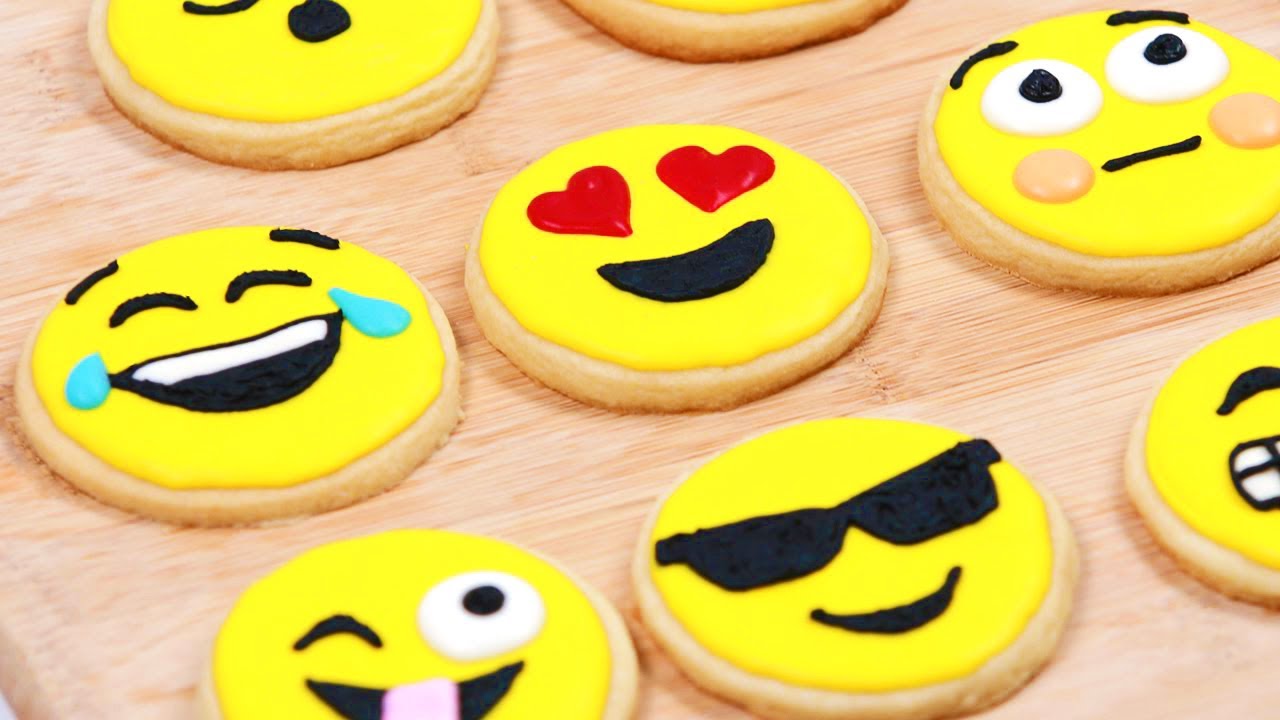 HOW TO MAKE EMOJI COOKIES - NERDY NUMMIES thumnail