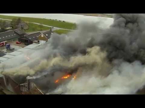 Drone filmt zeer grote brand Streefkerk