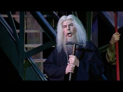 На сцене Большого театра -- музыкальная драма «Хованщина»