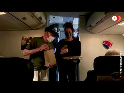 乗客が退役軍人にハッピーバースデーを歌う (Flight passengers sing happy birthday to military veteran)