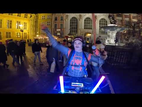 Dj Spider gra muzę jarmarku bożonarodzeniowym w Gdańsku i miksuje kolędy pod Zieloną bramą