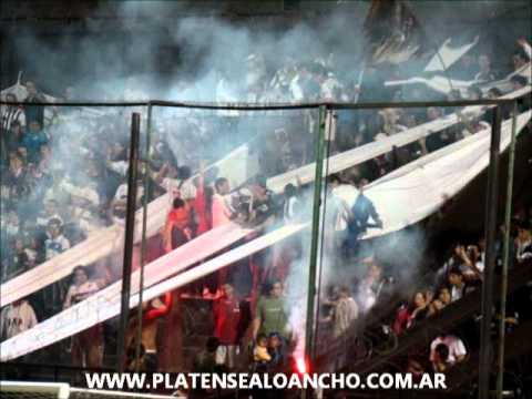 "Hinchada de Platense | Telón y bengalas | Platense 1 - 0 Flandria | Fecha 22 | Campeonato 2010/201" Barra: La Banda Más Fiel • Club: Atlético Platense