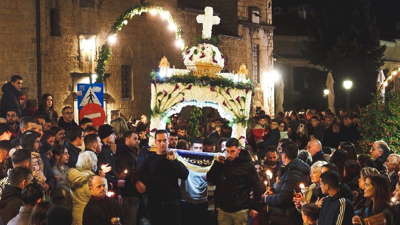 Καθηλωτική η περιφορά των επιταφίων στο Καρπενήσι - Με τη συμμετοχή πλήθους πιστών (10.4.26)