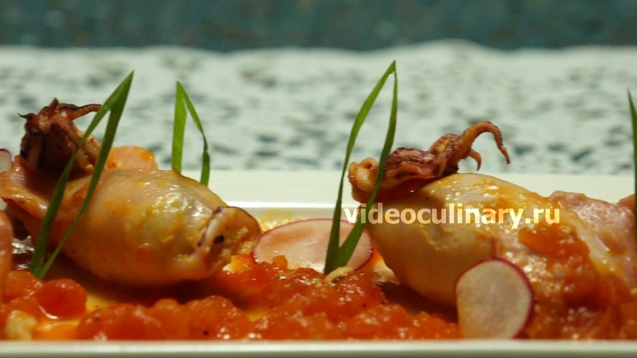 Фаршированные кальмары в томатном соусе
