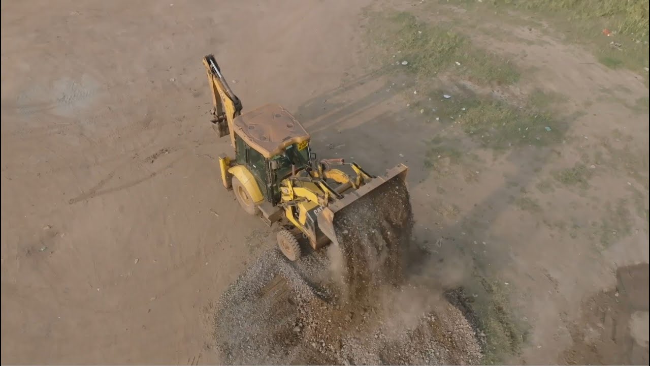 Cat® 424 Backhoe Loader Customer Story - Narendra Kumar Patel - 12,500 hours of use (India)