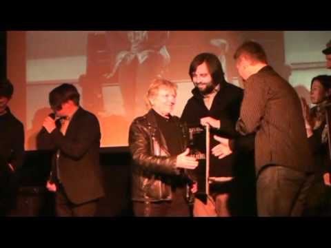 Neckář se raduje ze zlaté desky pro soundtrack písní z filmu Alois Nebel