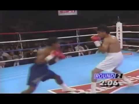 Michael Carbajal takes down Macario Santos with a left hook.💣🥊 #boxing #knockout #ufc