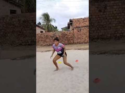 Goleira Emily, da cidade de Carutapera-Maranhão, treinando com Cláudio Pinto #beachsoccer #futebol