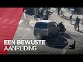 Bestelbus rijdt bewust in op scooter op drukke kruising