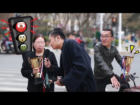 為橫穿馬路的人頒獎，竟然還讓他們說獲獎感言