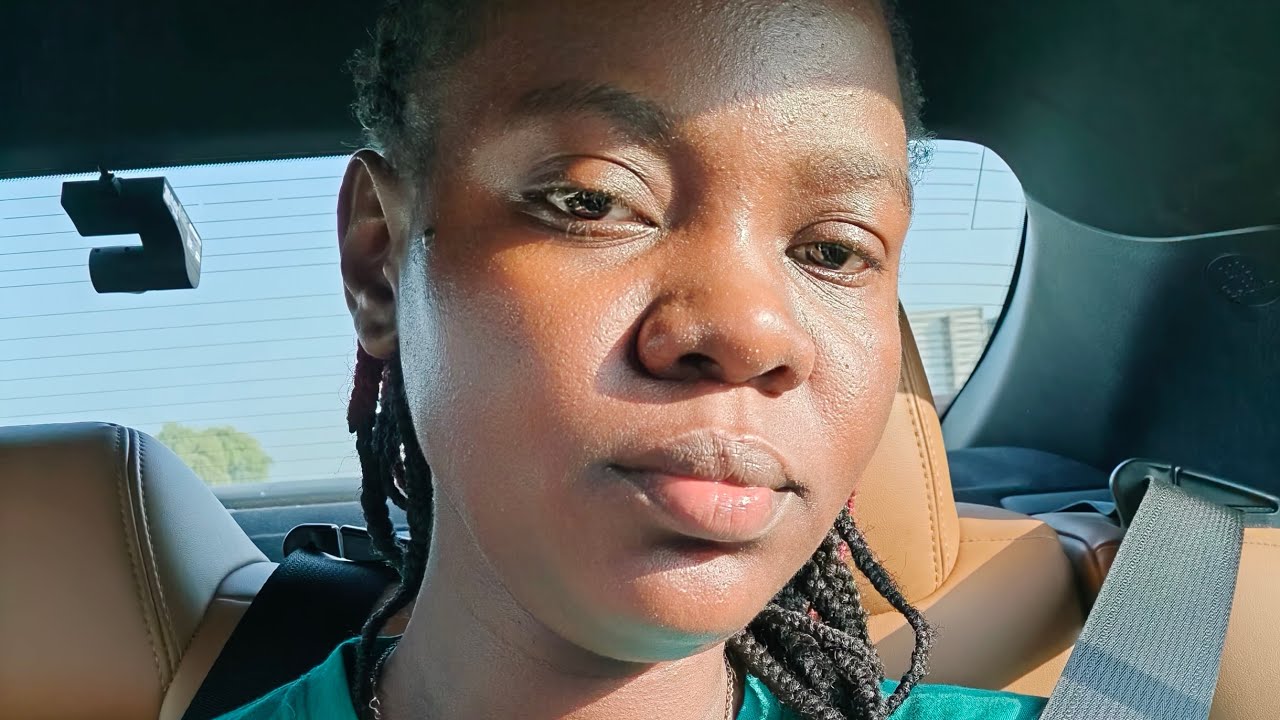 Kola bino omusajja akuwoomera nga akuzina 