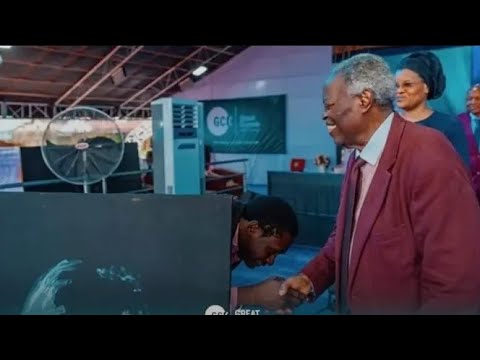 RAW TALENT: Pastor Kumuyi Gives Standing Ovation After Youth Draws His Portrait in Just 5 Minutes