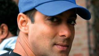 Salman Khan celebrates Dabangg success with Aamir Khan & other Bollywood celebs