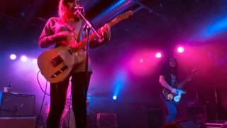 Best Coast - Something in the way (lyrics)