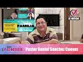 Dos Varones con regalos diferentes con el Pastor Daniel Sanchez Cuevas