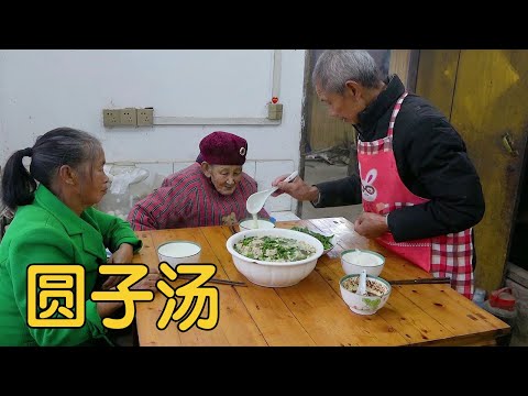 Dad makes a pot of Yuanzi soup at night, delicious and warm