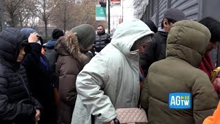 Povertà a Milano, lunghe code a Pane Quotidiano: «Il 30 per cento del totale sono pensionati in d...