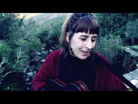 Je couve une louve . Nue . Live