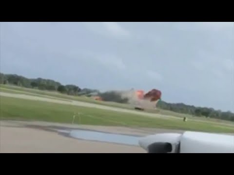 A Pilot Dies When his Plane Crashes During an Air Show in Florida item-thumbnail